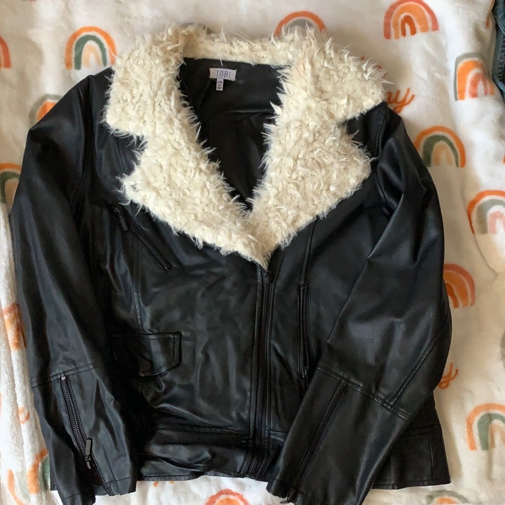 Tobi Black leather jacket with fluffy neckline